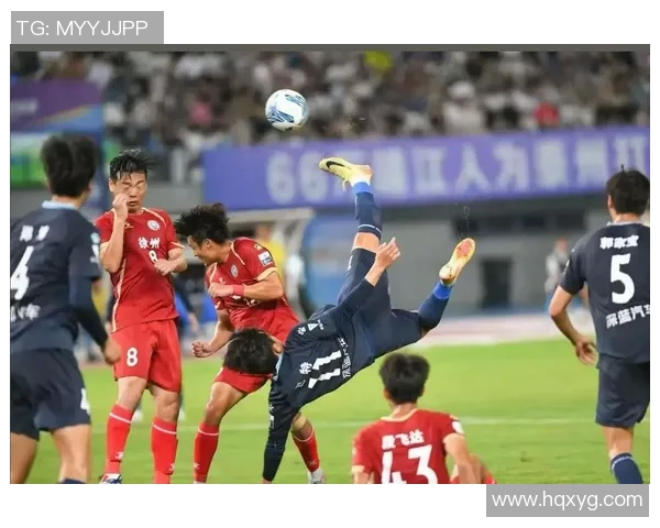 足球明星精彩瞬间展现转身指引新风潮引领球场热潮